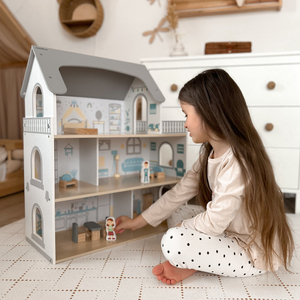 Balta koka leļļu māja ar terasi un piederumiem