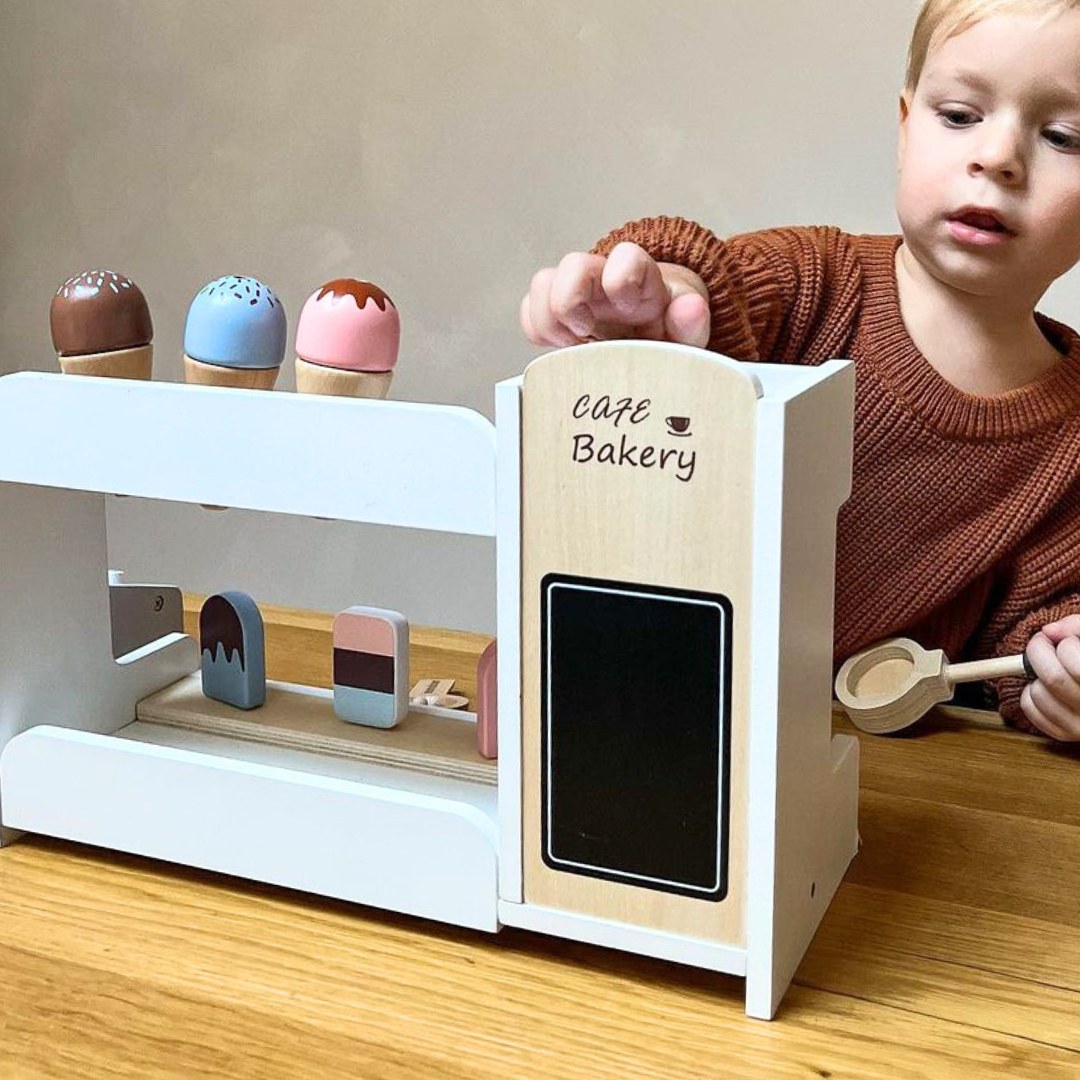 Koka saldējuma salons ar kafijas automātu - kafejnīca ar piederumiem