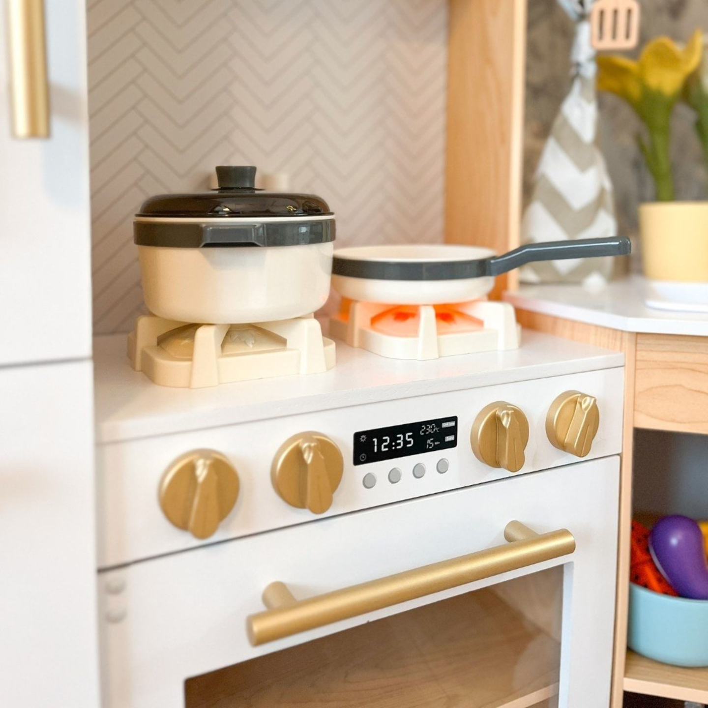 XXXXL liela koka interaktīvā virtuve ar LED apgaismojumu, veļas mašīnu, mikroviļņu krāsns kafijas automātu un augļu un dārzeņu komplektu - 50 elementi