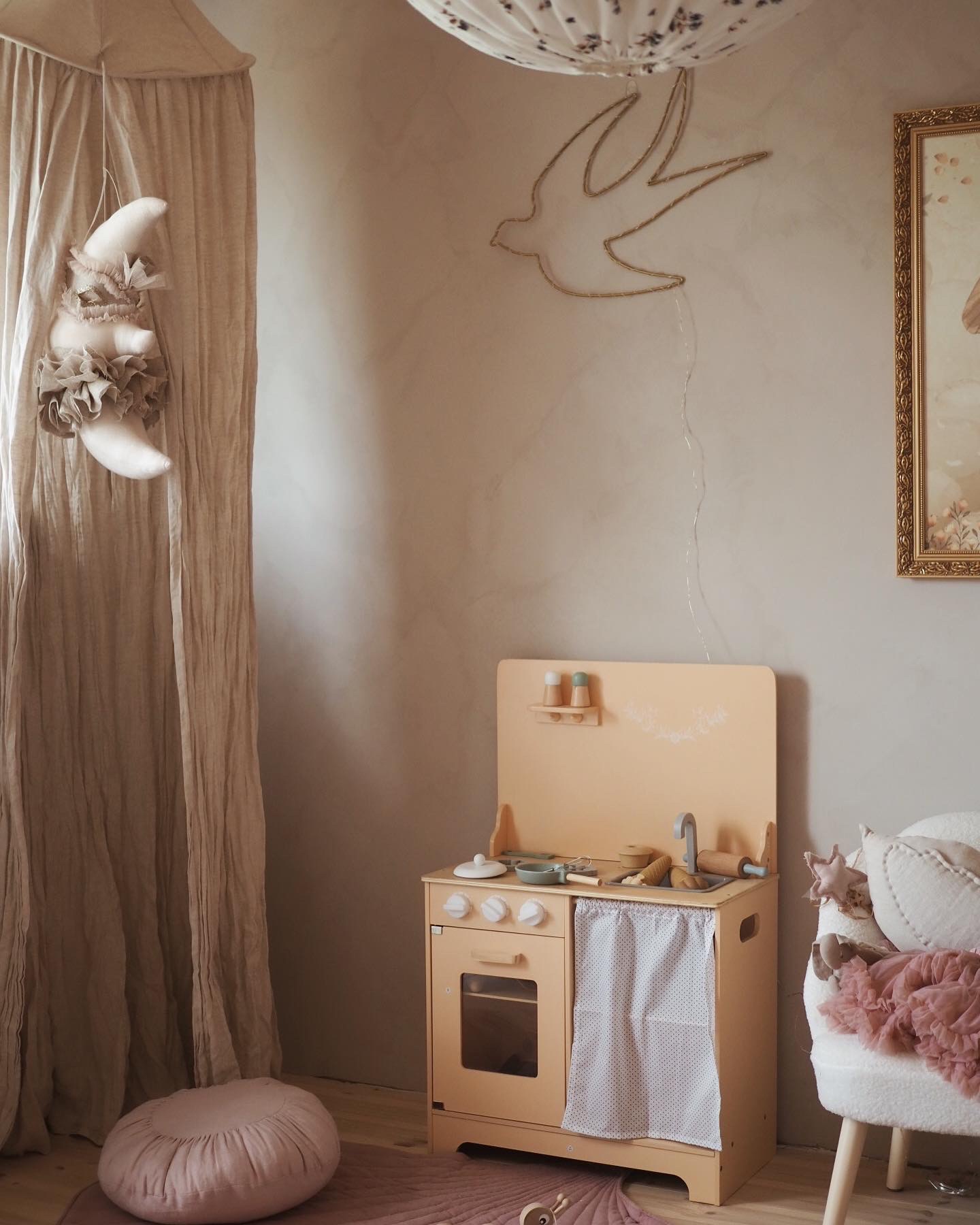 Koka virtuve ar priekšautu, aksesuāriem un LED apgaismojumu