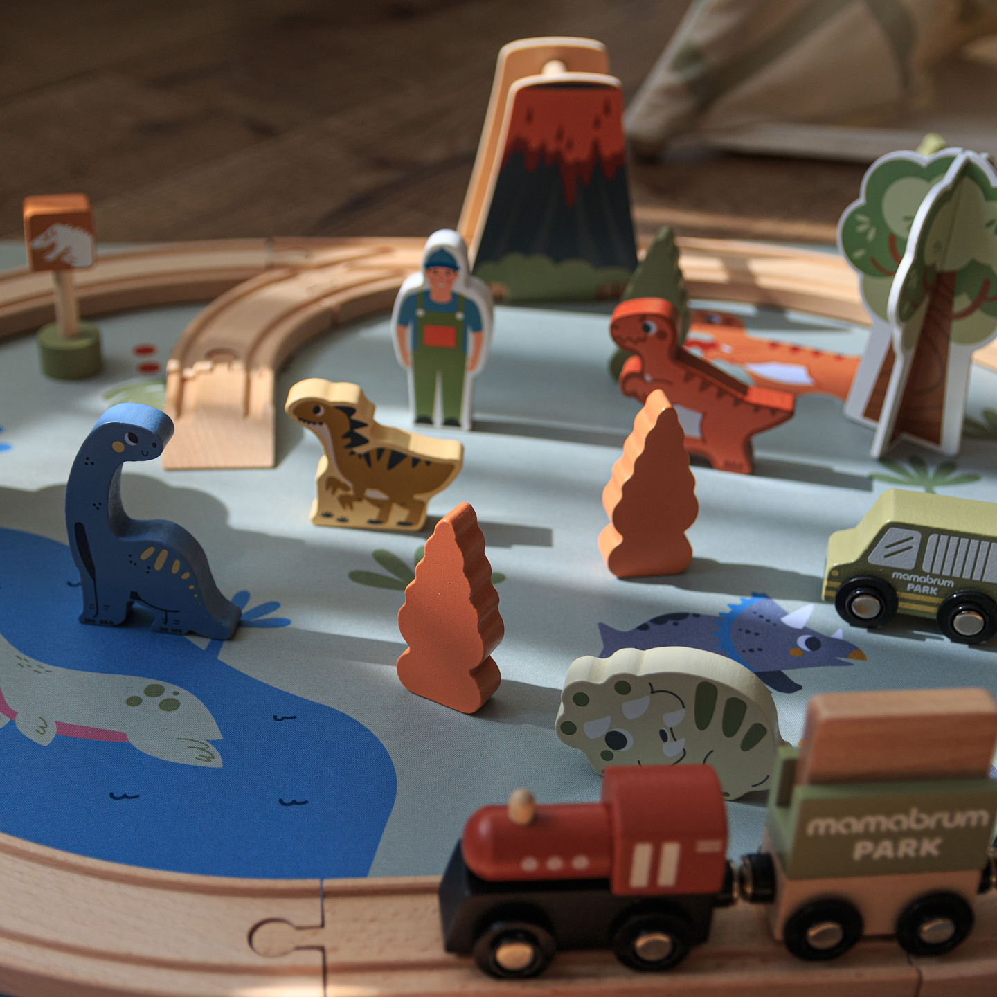 Dino Park koka vilcieniņš ar neslīdošu paklāju - dinozauri, vilcieniņš, sliedes, vulkāns, zvaniņš