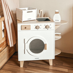 Koka veļas mašīna ar gludekli, grozu un veļas mazgāšanas šķidrumu