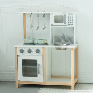 Koka bērnu virtuve ar mikroviļņu krāsni