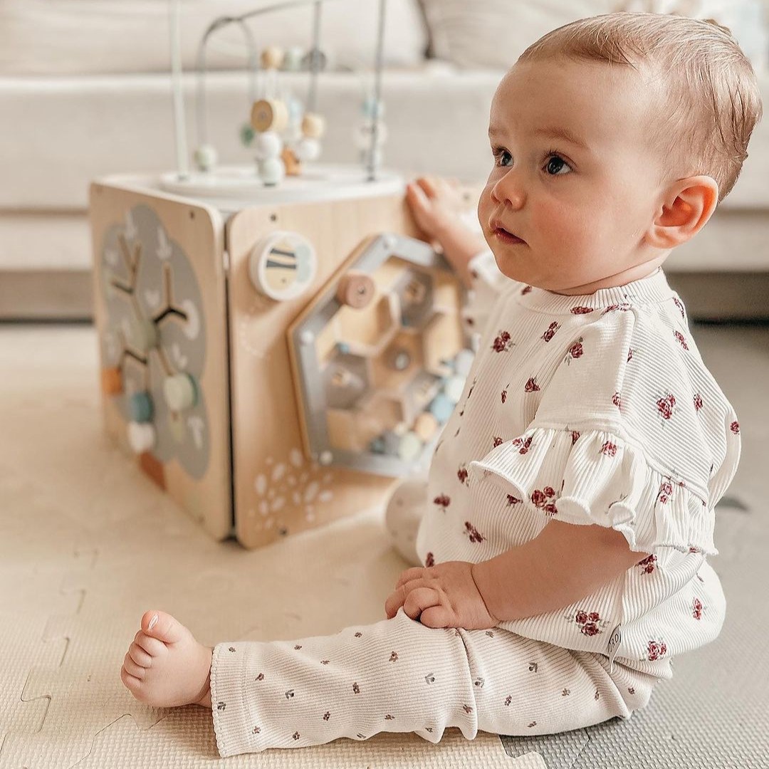 Liels koka aktivitāšu kubs ar cilpu - Montessori