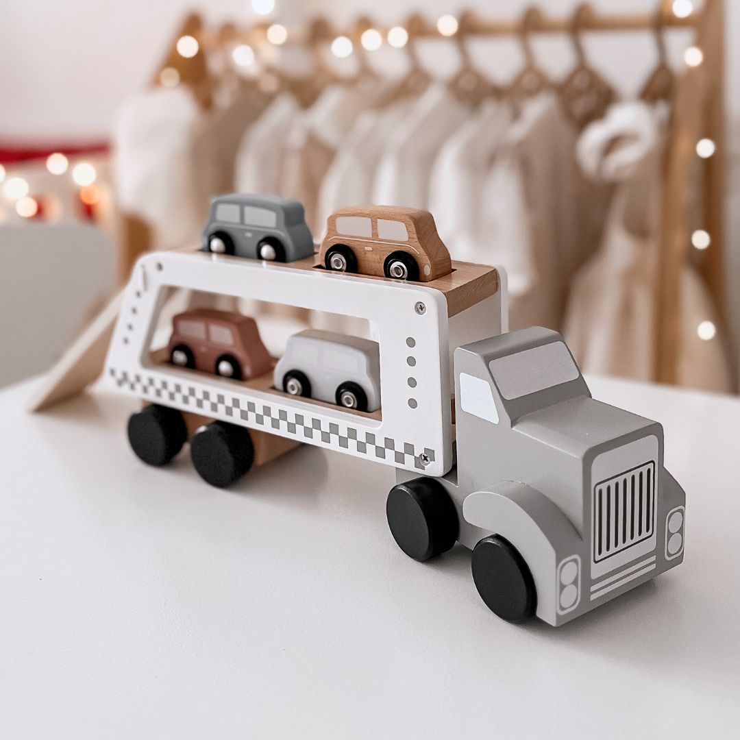 Koka kravas automašīna-piekabe ar 4 automašīnām