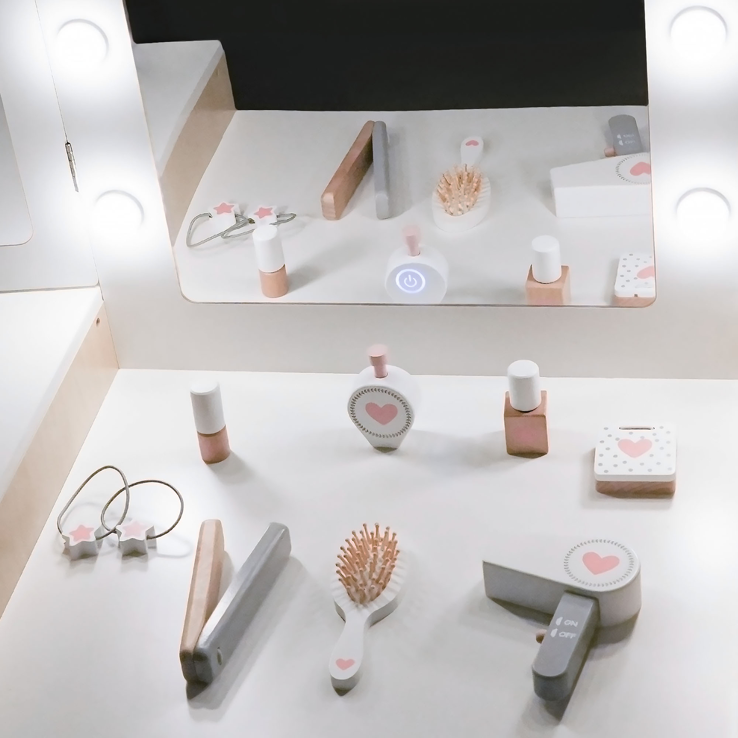 Bērnu koka tualetes galdiņš ar krēslu, piederumiem un LED apgaismojumu