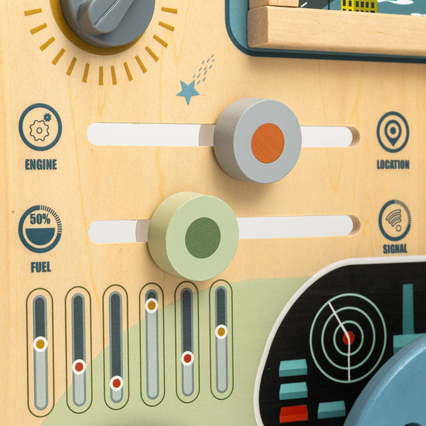 Koka Montessori dēlis 2 vienā kabīne mazajam vadītājam un pilotam – stūre, pārnesumu pārslēgs, ceļojumu kartes, radars