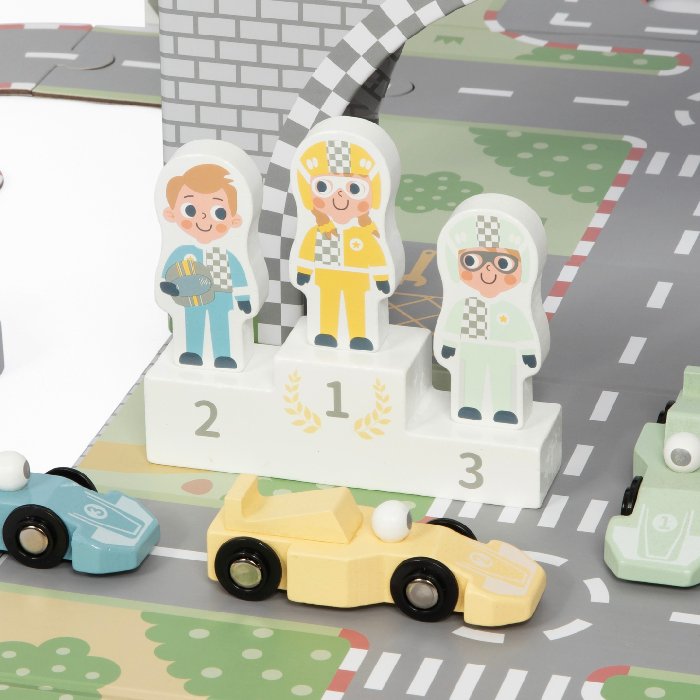 Magnētisks čemodāns ar sacīkšu trasi, koka transportlīdzekļiem un ceļa piederumiem