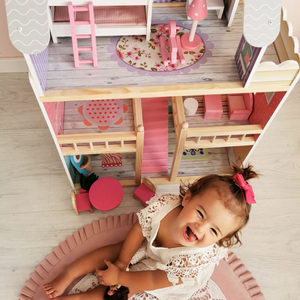 Liela koka trīsstāvu leļļu māja ar terasi, mēbeļu komplektu un LED apgaismojumu!